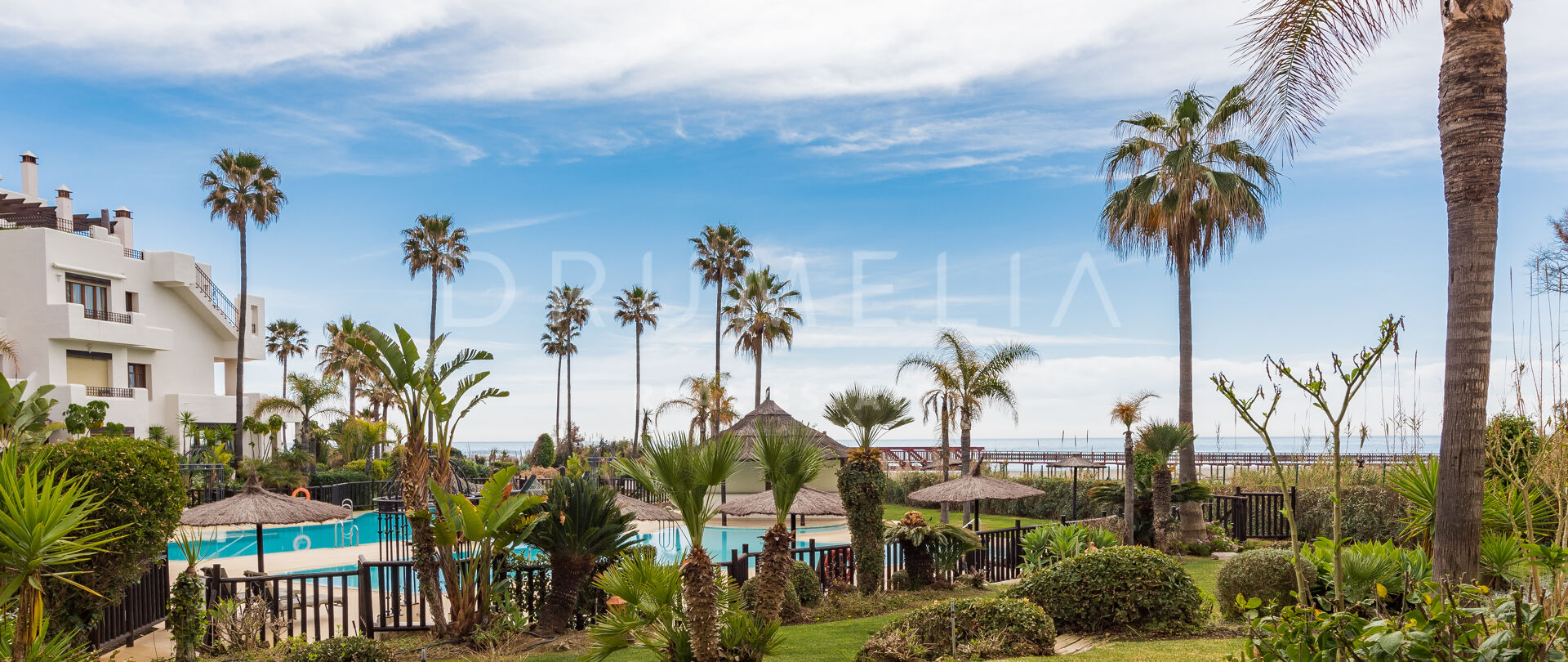 Prachtig gerenoveerd luxe appartement op de begane grond aan het strand Bahía del Velerín, Estepona.
