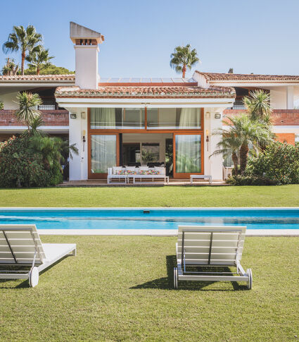 Luxuriöse Villa im modernen, klassischen Stil mit Panoramablick auf das Meer in Hacienda las Chapas, Marbella Ost