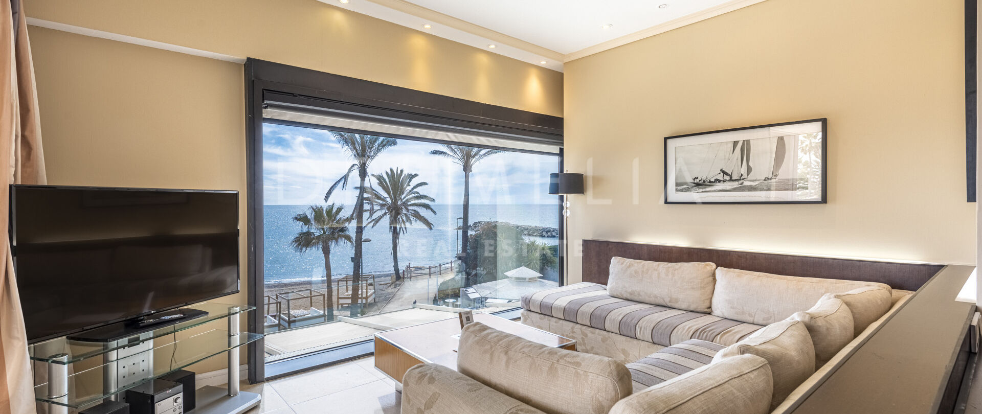 Luxe appartement aan het strand met adembenemend uitzicht op zee in Guadalpin Banus, Marbella