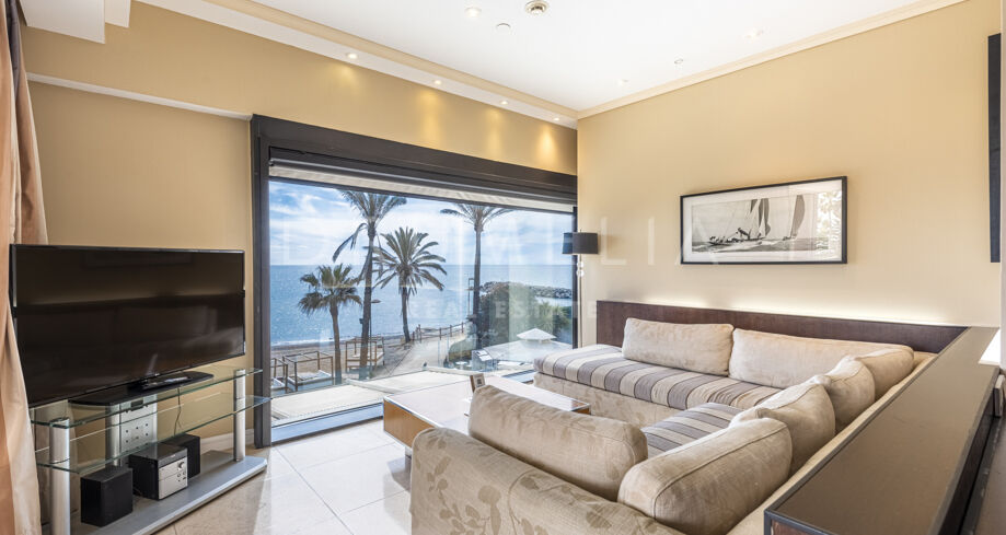 Luxe appartement aan het strand met adembenemend uitzicht op zee in Guadalpin Banus, Marbella