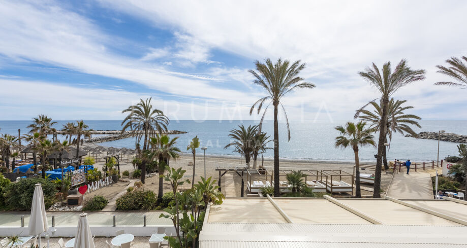 Luxe appartement aan het strand met adembenemend uitzicht op zee in Guadalpin Banus, Marbella