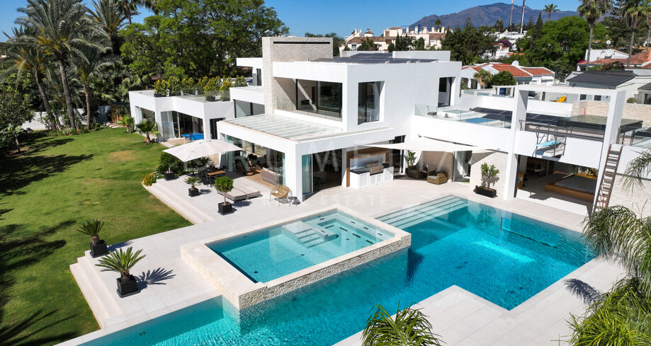 Adembenemende moderne luxe villa met prachtige voorzieningen in El Paraiso, Estepona