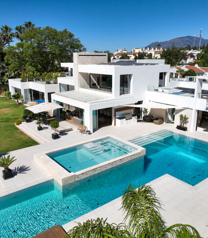 Villa de luxe moderne à El Paraiso, Estepona, avec de superbes équipements