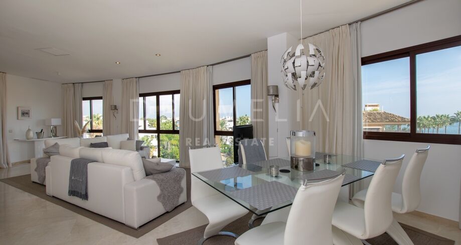 Modern luxe penthouse aan het strand met uitzicht op zee en Hampton-stijl interieur in Costalita, Estepona