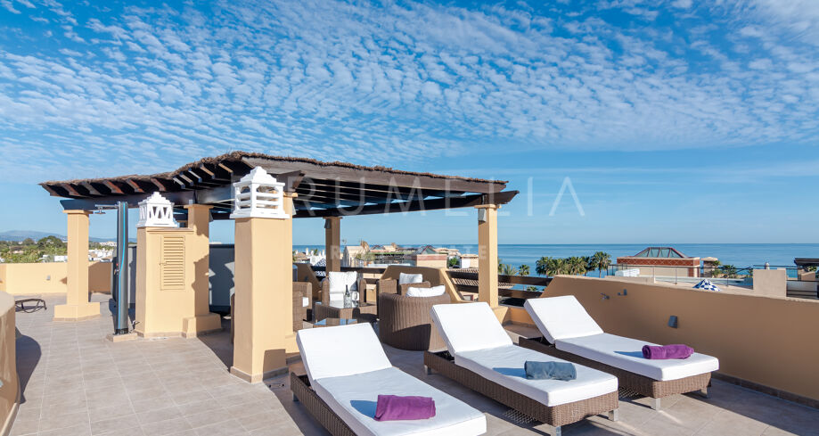 Modern luxe penthouse aan het strand met uitzicht op zee en Hampton-stijl interieur in Costalita, Estepona