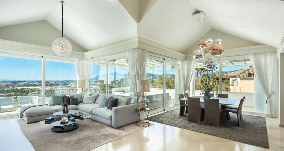 Elegante villa mediterránea con interior moderno y magníficas vistas en Nueva Andalucía, Marbella