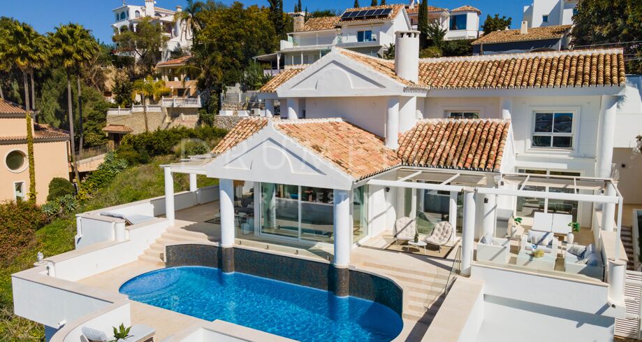 Elegante villa mediterránea con interior moderno y magníficas vistas en Nueva Andalucía, Marbella