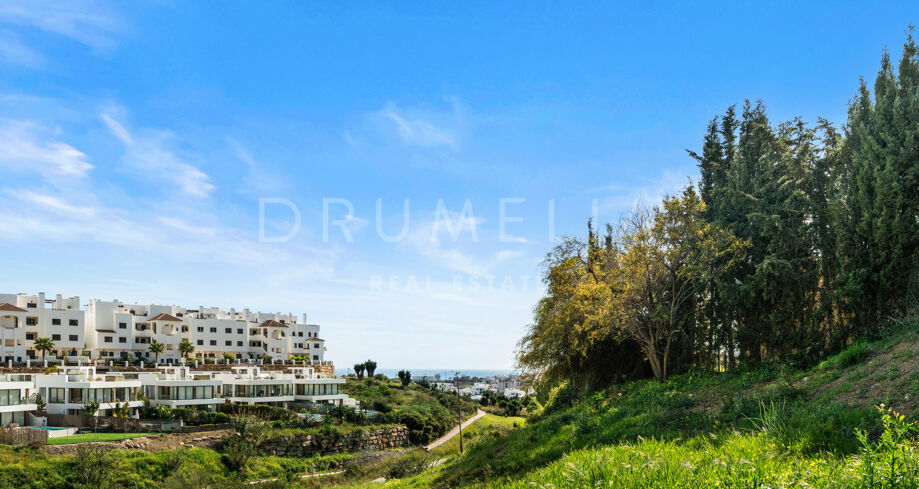 Superbe terrain à bâtir avec vue panoramique sur la mer à La Resina Golf, Estepona