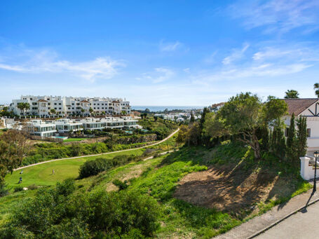 Superb building plot with panoramic sea views for sale in prestigious La Resina Golf, Estepona