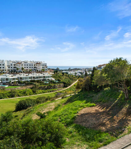 Magnífica parcela edificable con vistas panorámicas al mar en La Resina Golf, Estepona