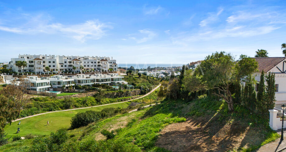 Superbe terrain à bâtir avec vue panoramique sur la mer à La Resina Golf, Estepona