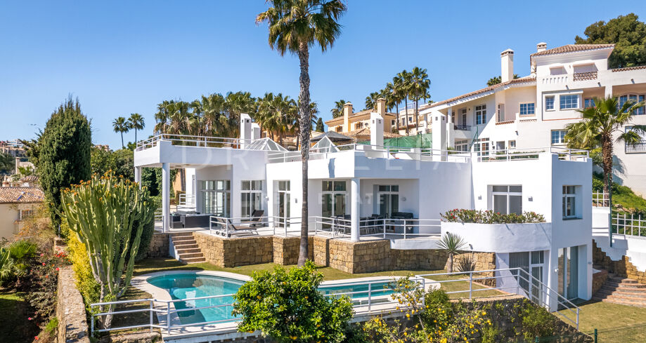 Renovated modern luxury villa with panoramic views in El Herrojo, high-end La Quinta, Benahavis