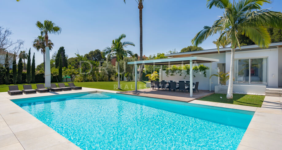 Stijlvol gerenoveerde luxe moderne villa aan het strand met gastenverblijf in El Paraiso Barronal, Estepona