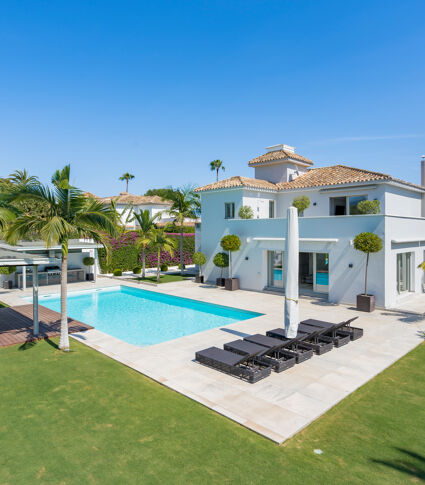 Stijlvol gerenoveerde luxe moderne villa aan het strand met gastenverblijf in El Paraiso Barronal, Estepona