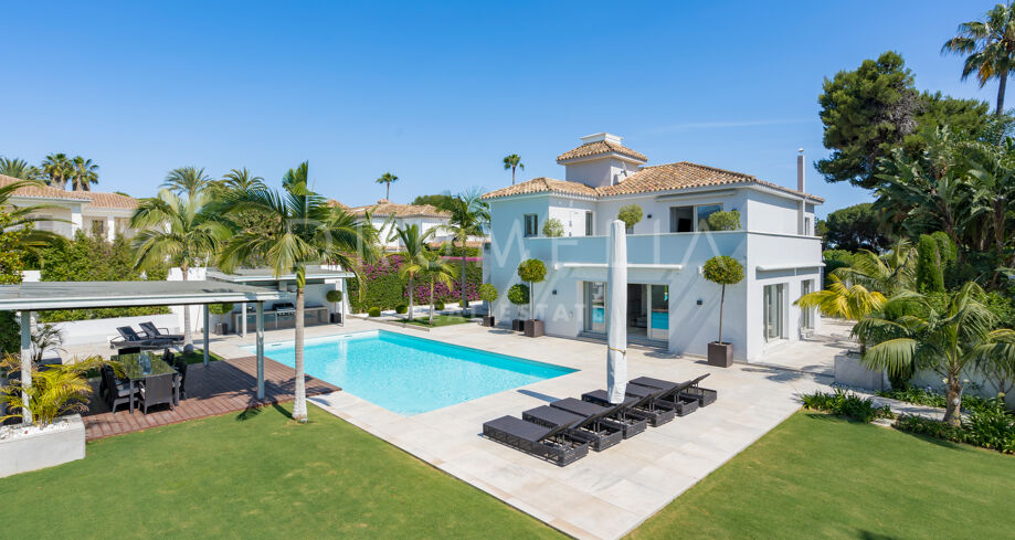 Stijlvol gerenoveerde luxe moderne villa aan het strand met gastenverblijf in El Paraiso Barronal, Estepona