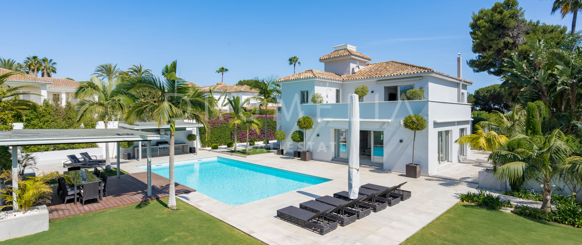 Stijlvol gerenoveerde luxe moderne villa aan het strand met gastenverblijf in El Paraiso Barronal, Estepona