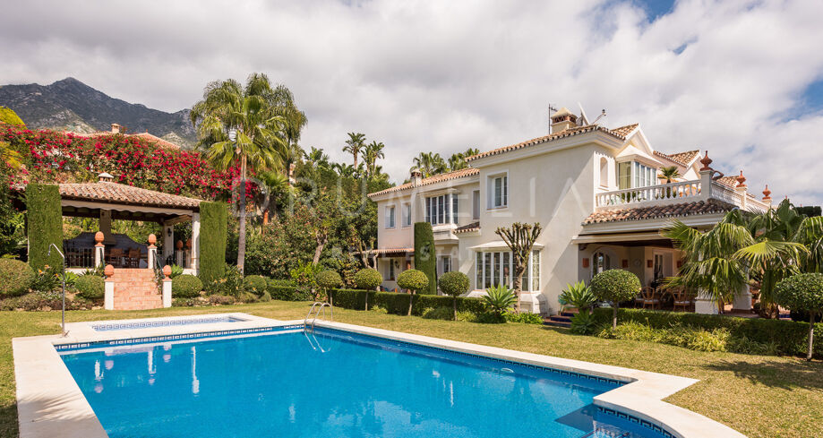 Elegante casa de lujo con vistas panorámicas en Sierra Blanca, la Milla de Oro de Marbella