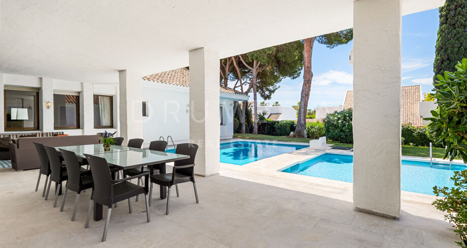 Medelhavsvilla med modern inredning vid havet, Puerto Banus, Marbella