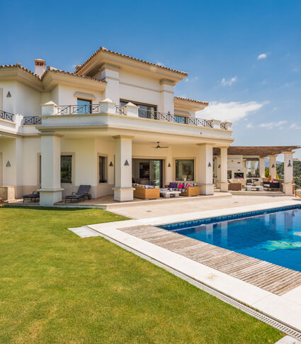 Outstanding Front Line Golf Luxury Villa in Los Arqueros Golf, Benahavis