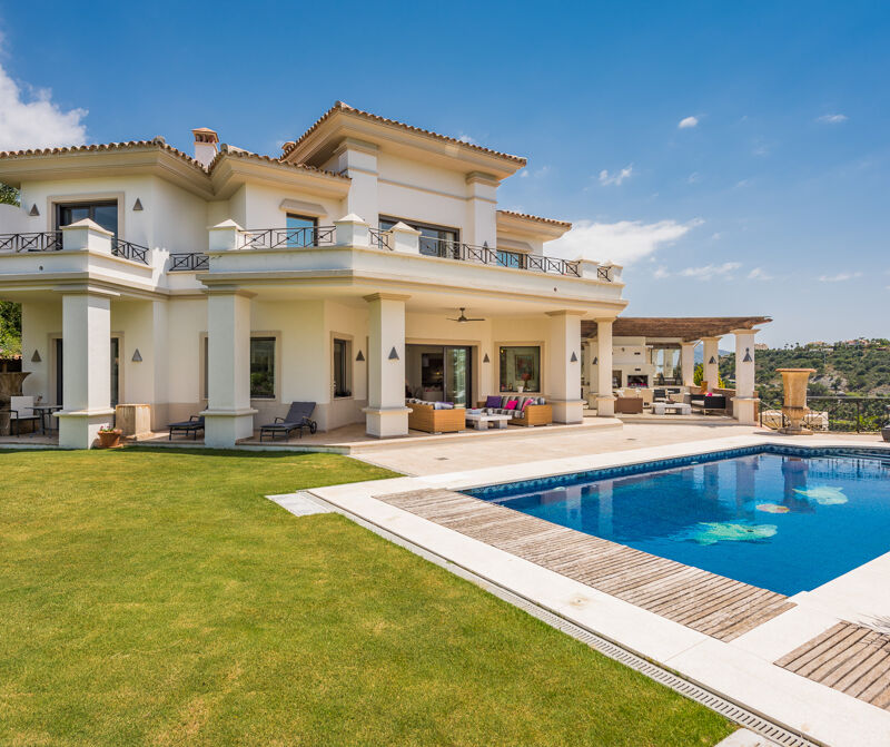 Outstanding Front Line Golf Luxury Villa in Los Arqueros Golf, Benahavis