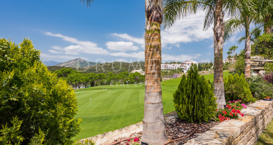 Excepcional villa de lujo en primera línea de golf en Los Arqueros Golf, Benahavis