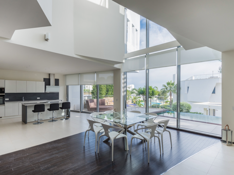 Buitengewoon halfvrijstaand huis in moderne stijl in Sierra Blanca, Marbella's Golden Mile.