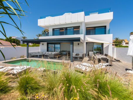 Neue atemberaubende Frontline Strand Moderne Luxus-Villa, Costabella, Marbella Ost