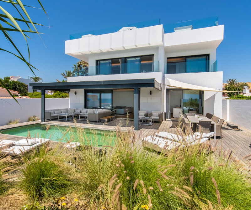 Neue atemberaubende Frontline Strand Moderne Luxus-Villa, Costabella, Marbella Ost