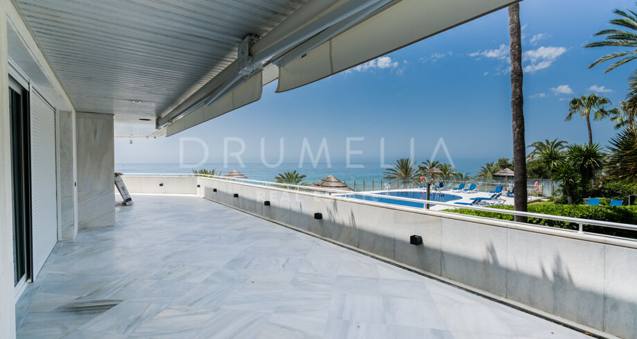 Stilvoll renoviert Frontline Strand Moderne Wohnung mit Blick auf Afrika, Marbella