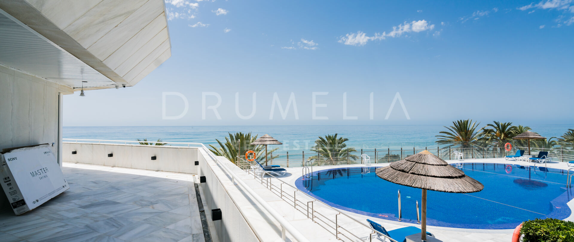 Stijlvol gerenoveerd appartement aan het strand met uitzicht op Afrika, Marbella