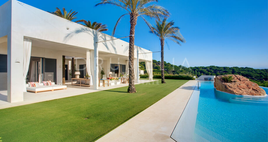 Primera línea de golf Sofisticada y moderna villa de lujo en La Reserva de Sotogrande