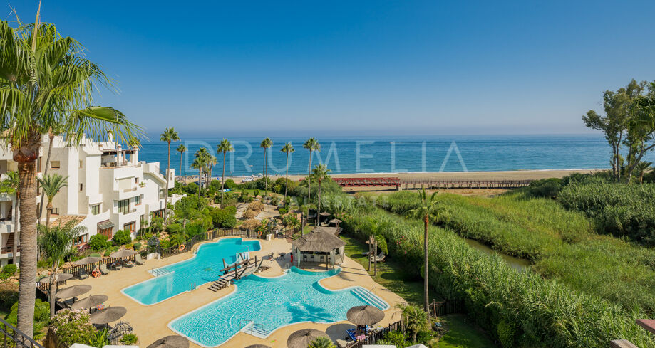 Beachfront penthouse in Bahía del Velerín with sea views, rooftop terrace & luxury finishes.