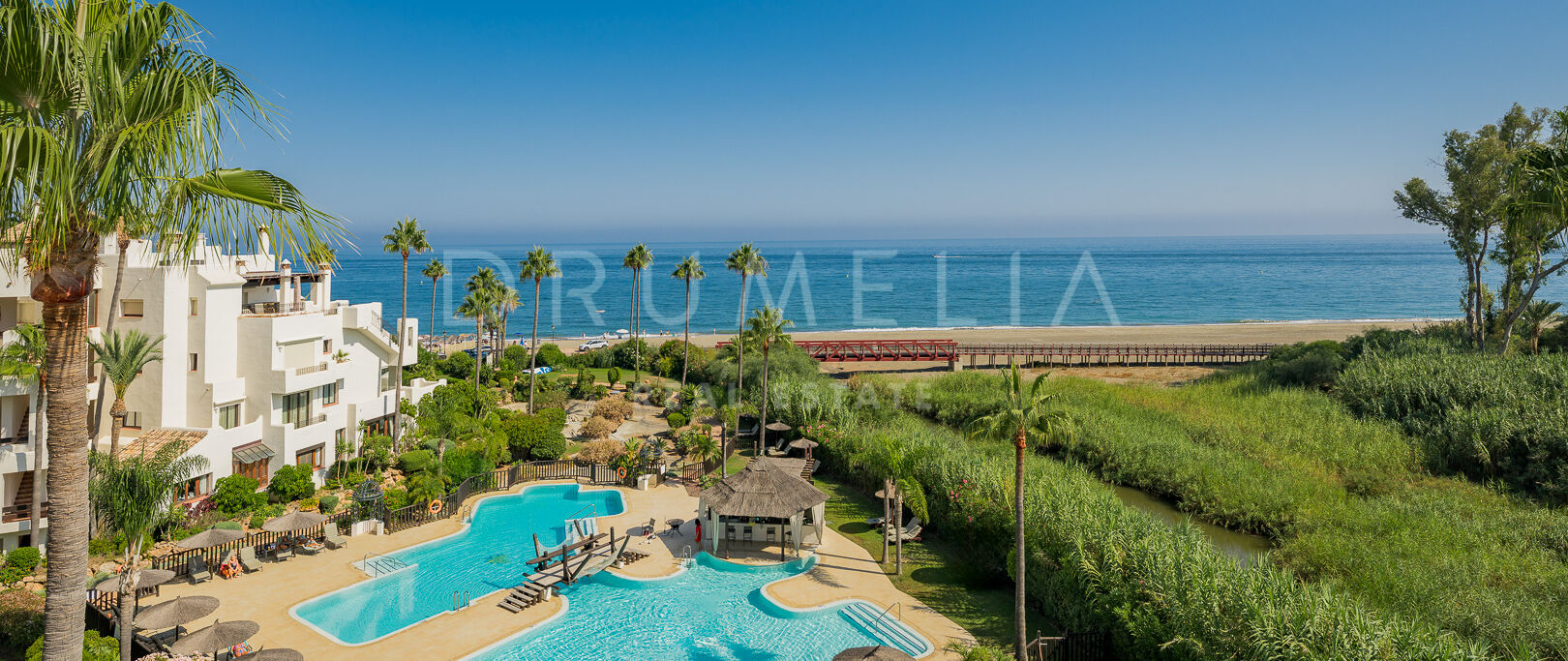 Пентхаус на первой линии моря в Bahía del Velerín с видом на море, собственной террасой на крыше и роскошной отделкой.