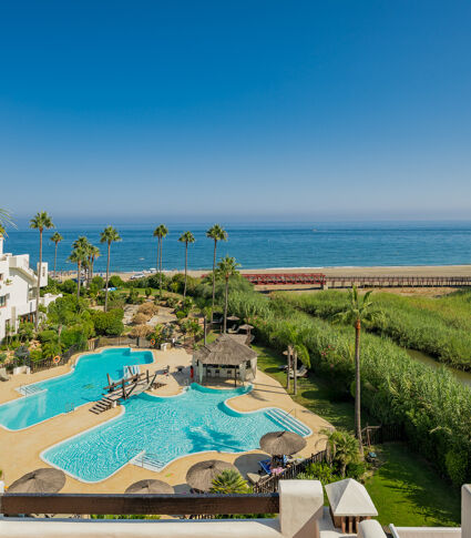 Beachfront penthouse in Bahía del Velerín with sea views, rooftop terrace & luxury finishes.