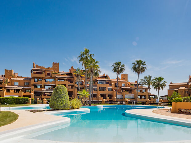 Appartement de luxe avec vue sur la mer à Los Granados del Mar, doté d'une terrasse, d'une cuisine design et de prestations haut de gamme.