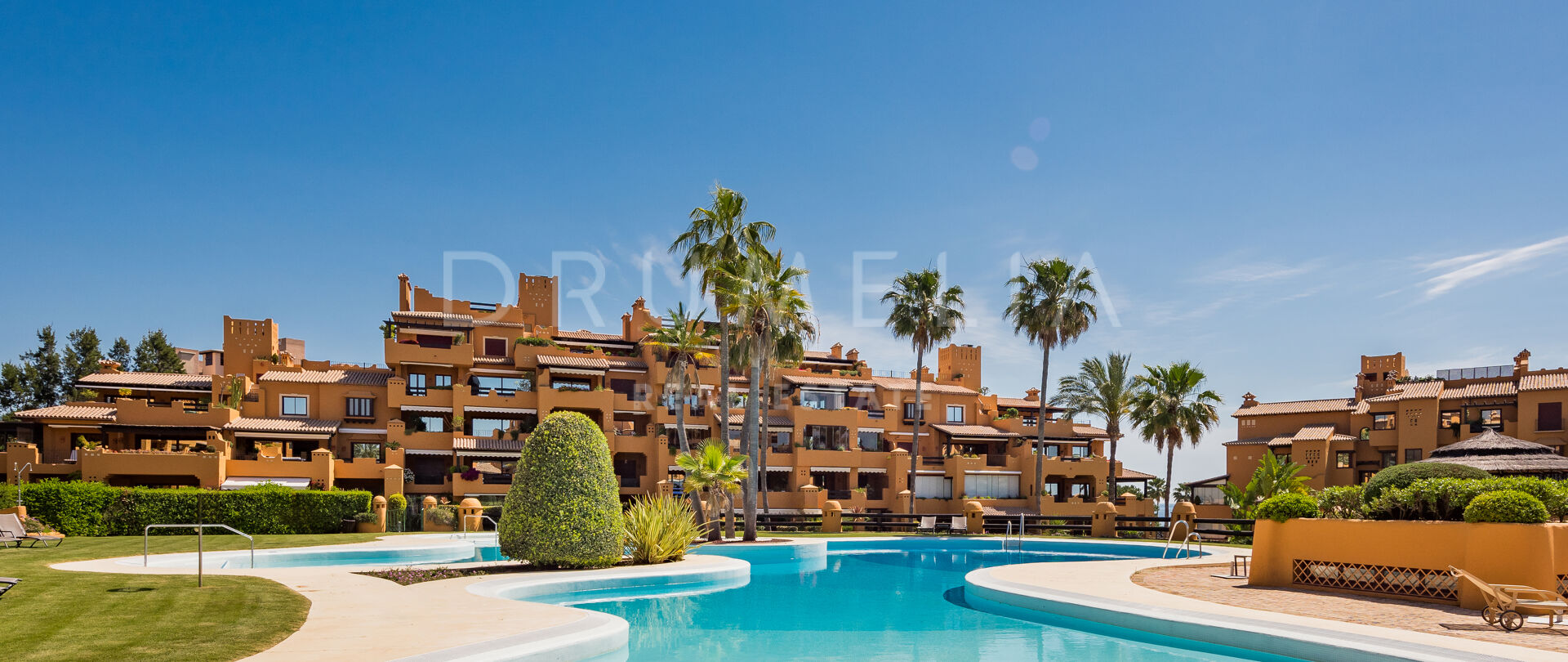 Luxe appartement met zeezicht in Los Granados del Mar met terras, designkeuken en topvoorzieningen.