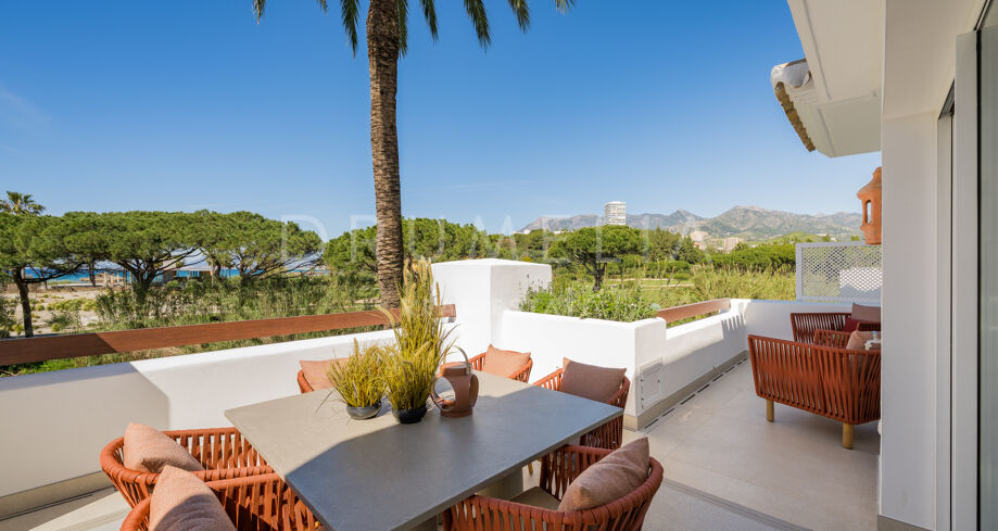 Elegant, modern appartement aan het strand met zeezicht in het exclusieve Palm Beach van Marbella.