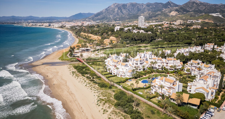 Elegant, modern appartement aan het strand met zeezicht in het exclusieve Palm Beach van Marbella.