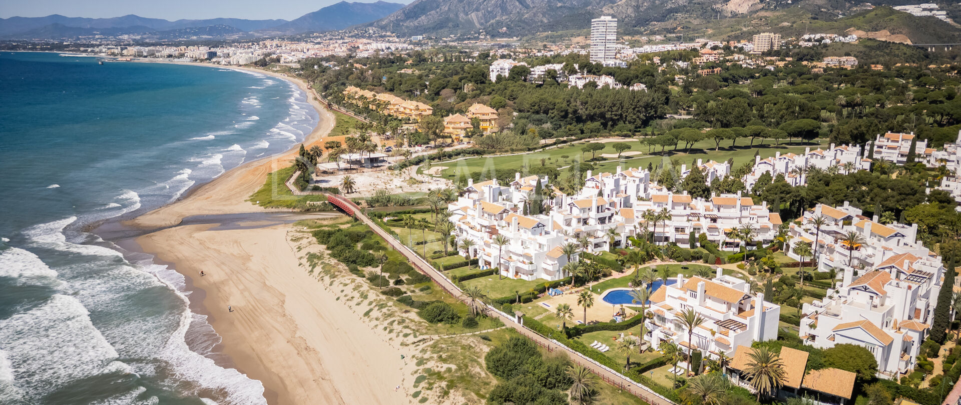 Elegant, modern strandnära lägenhet med havsutsikt i Marbellas exklusiva Palm Beach.