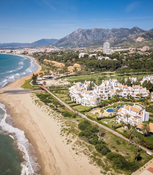Elegante y moderno apartamento en primera línea de playa con vistas al mar en la exclusiva urbanización Palm Beach de Marbella.