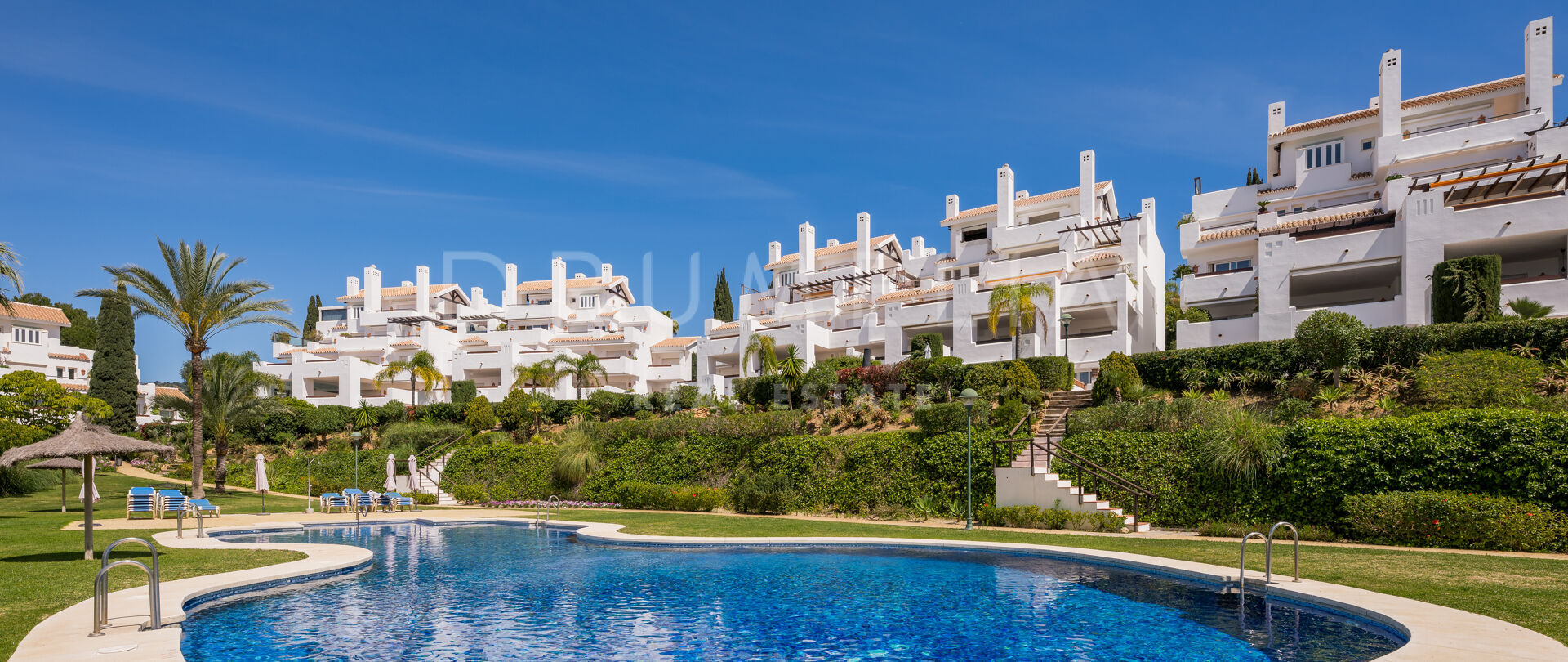 Elegant, modern appartement aan het strand met zeezicht in het exclusieve Palm Beach, Marbella Oost.