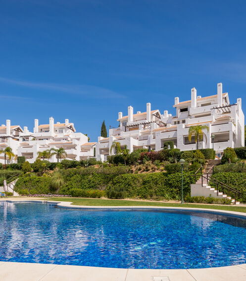 Elegante y moderno apartamento en primera línea de playa con vistas al mar en la exclusiva zona de Palm Beach, Marbella Este.