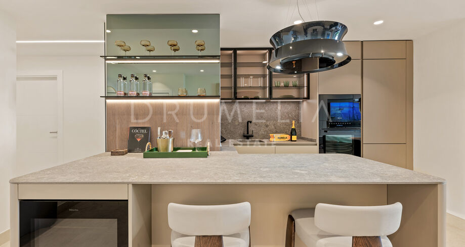 Beachfront luxury apartment in Bahía del Velerín with sea views, terrace & designer finishes.