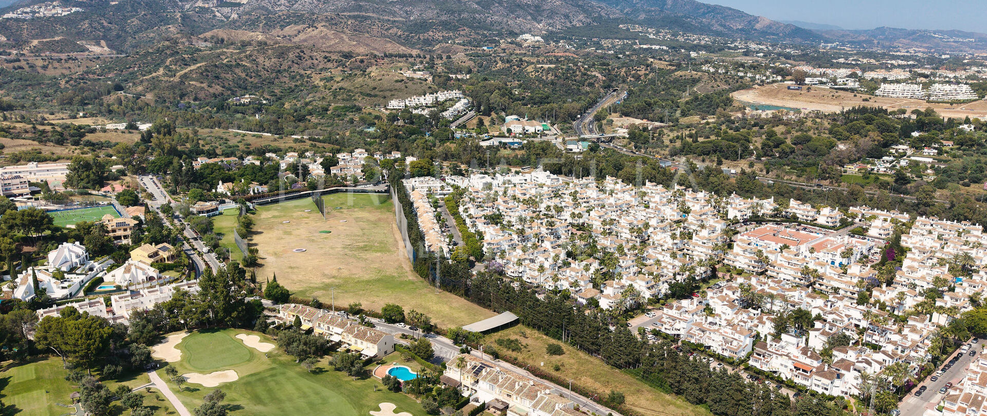 Moderne Middelhavsrekkehus med Utsikt over Aloha Golf i Nueva Andalucía