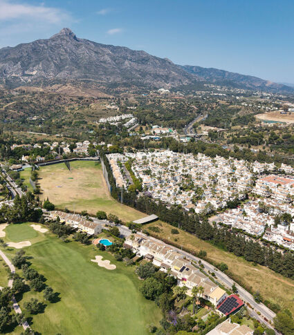 Adosado Mediterráneo Moderno con Vistas al Golf de Aloha en Nueva Andalucía
