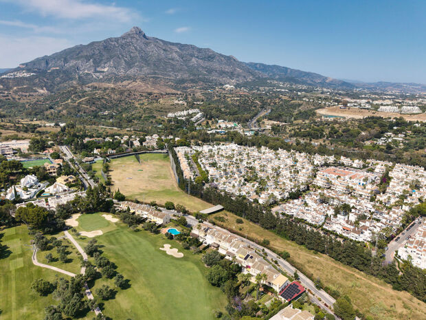 Moderne Middelhavsrekkehus med Utsikt over Aloha Golf i Nueva Andalucía