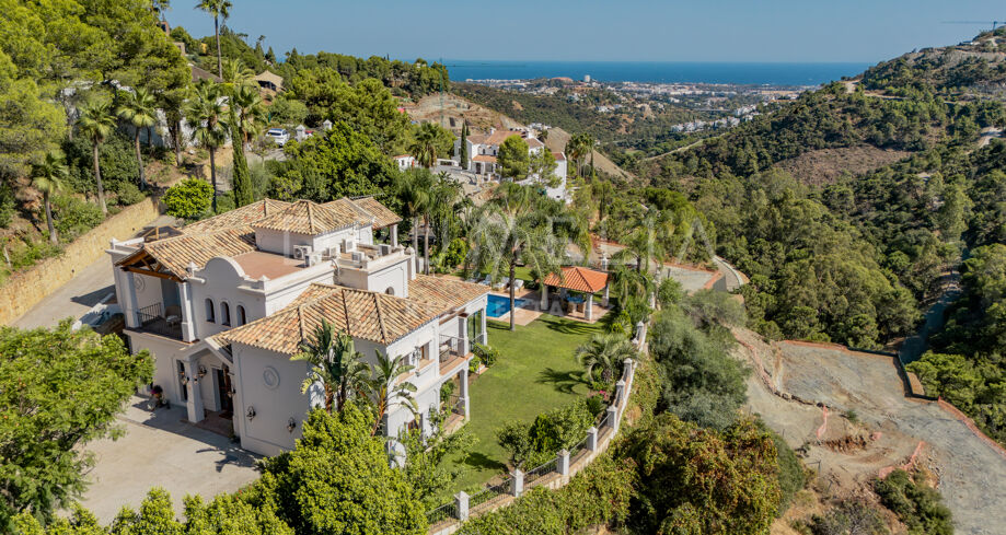 Andalusischer Charme mit Panoramablicken in El Madroñal, Benahavís