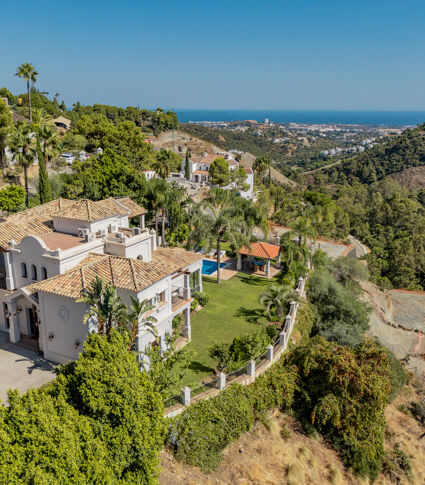 Andalusian Charm with Panoramic Horizons in El Madroñal, Benahavís
