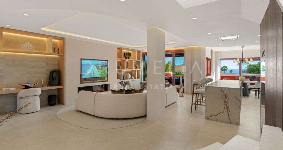 Duplex takvåning i Torre Bermeja med havsutsikt, privat jacuzzi, bastu och lyxiga bekvämligheter.