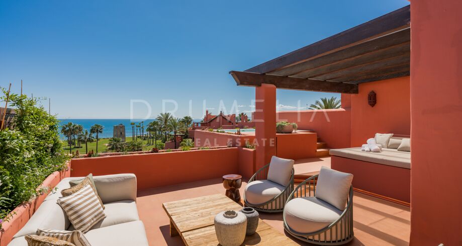 Duplex takvåning i Torre Bermeja med havsutsikt, privat jacuzzi, bastu och lyxiga bekvämligheter.